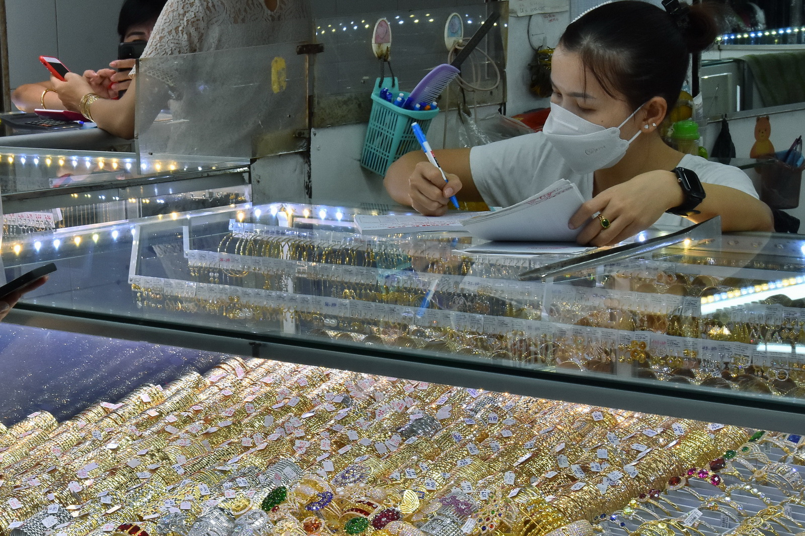 Gi&aacute; v&agrave;ng h&ocirc;m nay, 26-7: V&agrave;ng thế giới giảm mạnh- Ảnh 1.