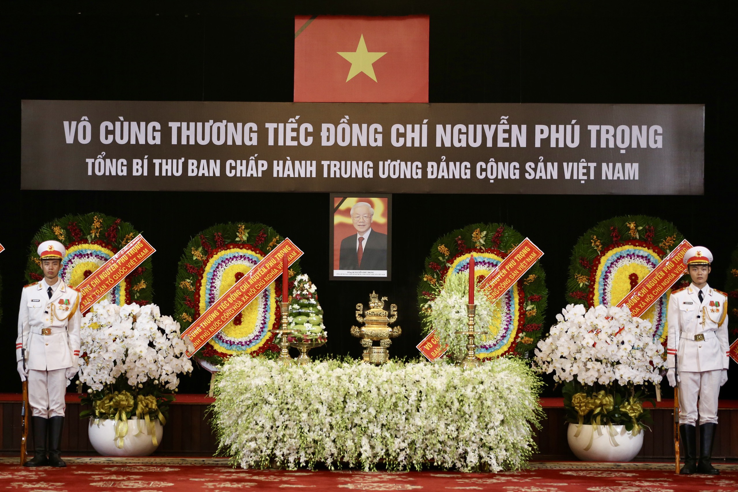 H&igrave;nh ảnh x&uacute;c động trong Lễ viếng Tổng B&iacute; thư Nguyễn Ph&uacute; Trọng tại TP HCM- Ảnh 4.