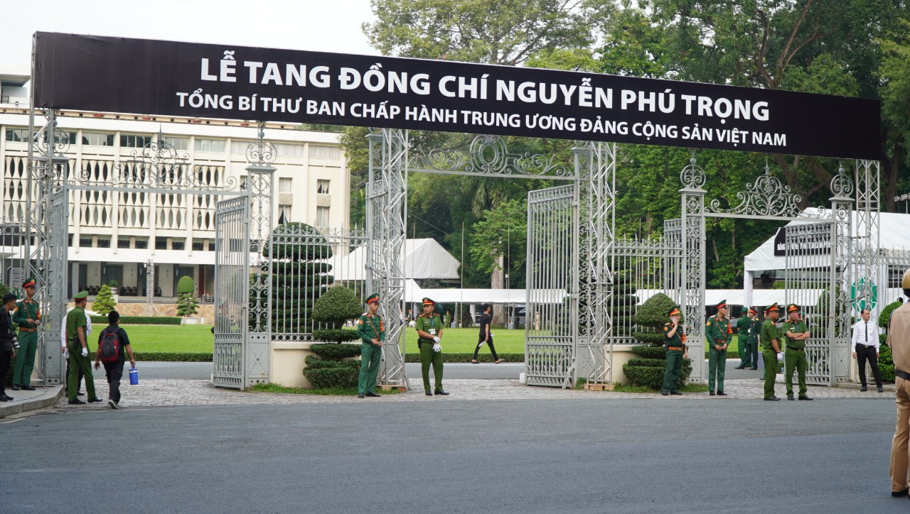 H&igrave;nh ảnh x&uacute;c động trong Lễ viếng Tổng B&iacute; thư Nguyễn Ph&uacute; Trọng tại TP HCM- Ảnh 3.
