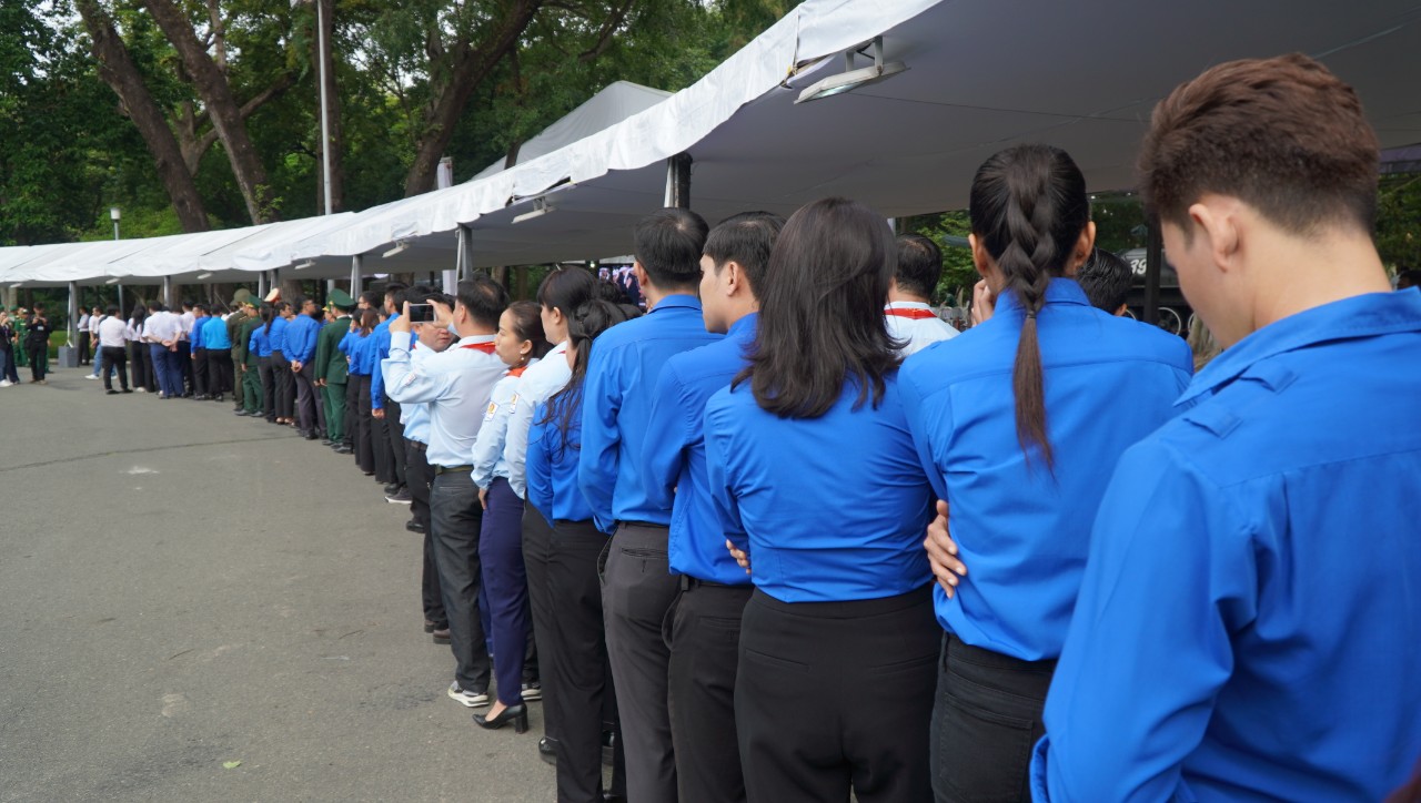 H&igrave;nh ảnh x&uacute;c động trong Lễ viếng Tổng B&iacute; thư Nguyễn Ph&uacute; Trọng tại TP HCM- Ảnh 21.