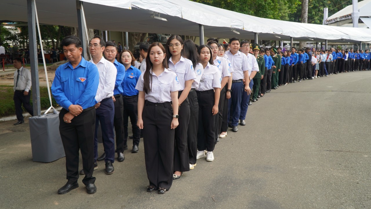 H&igrave;nh ảnh x&uacute;c động trong Lễ viếng Tổng B&iacute; thư Nguyễn Ph&uacute; Trọng tại TP HCM- Ảnh 23.