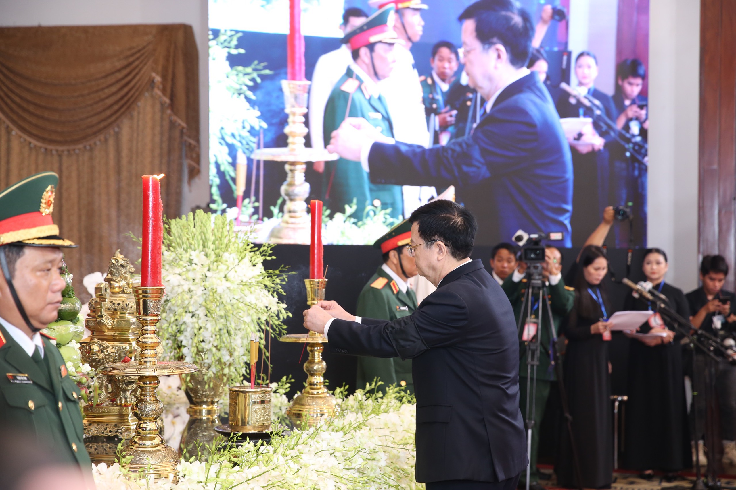 H&igrave;nh ảnh x&uacute;c động trong Lễ viếng Tổng B&iacute; thư Nguyễn Ph&uacute; Trọng tại TP HCM- Ảnh 20.
