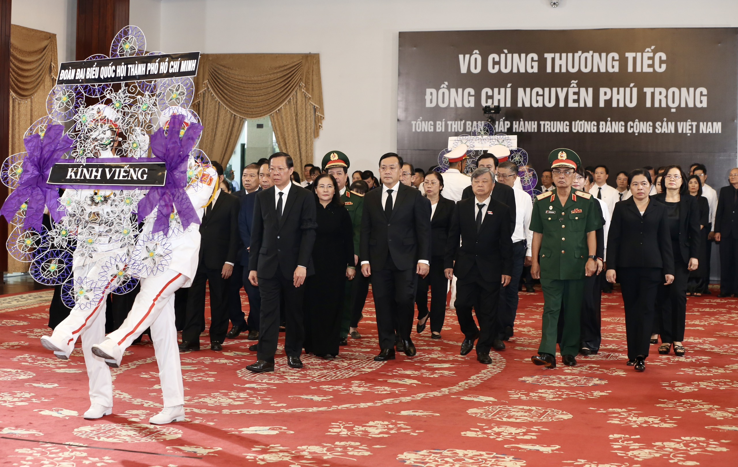 H&igrave;nh ảnh x&uacute;c động trong Lễ viếng Tổng B&iacute; thư Nguyễn Ph&uacute; Trọng tại TP HCM- Ảnh 10.