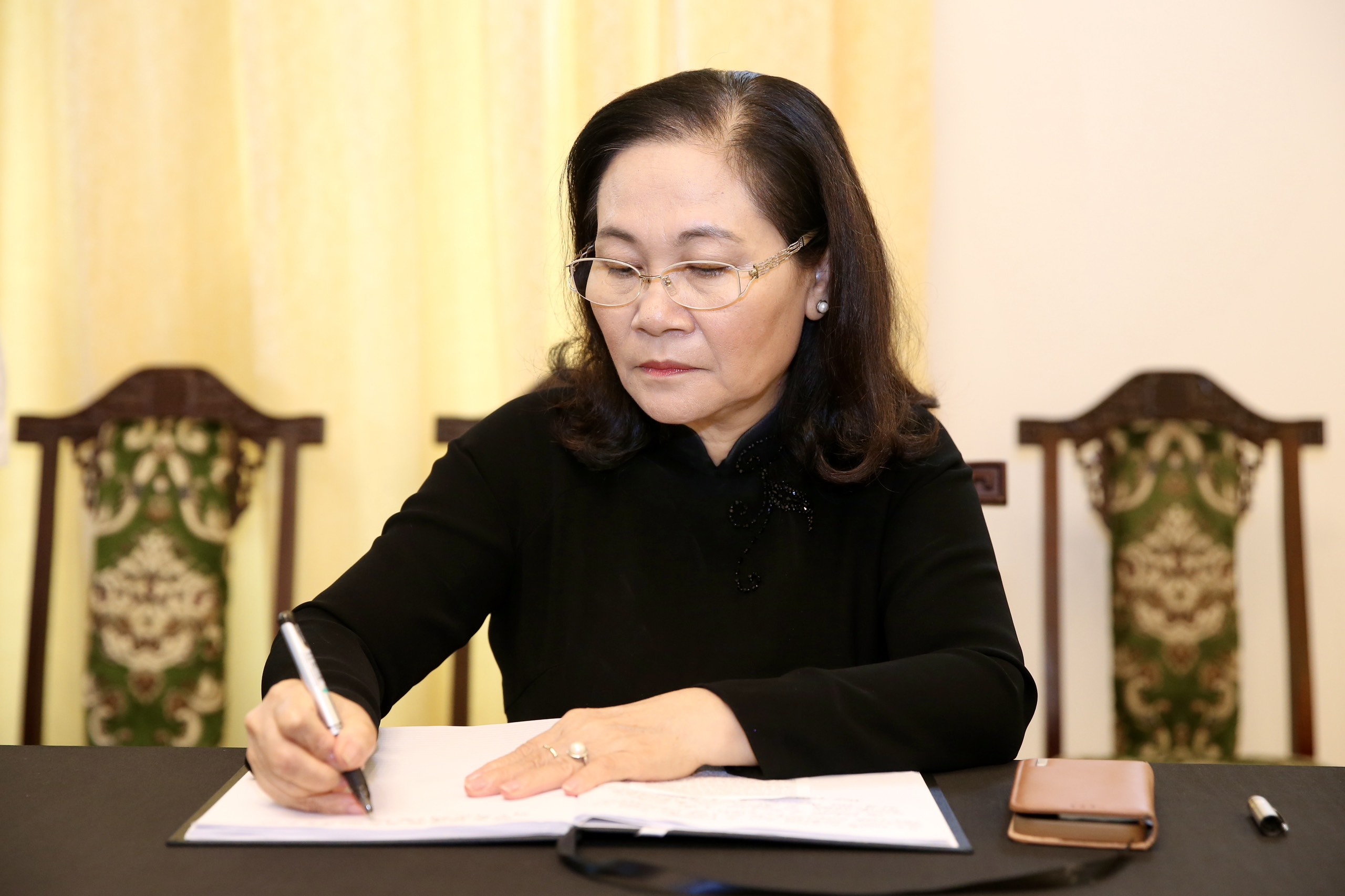 H&igrave;nh ảnh x&uacute;c động trong Lễ viếng Tổng B&iacute; thư Nguyễn Ph&uacute; Trọng tại TP HCM- Ảnh 26.