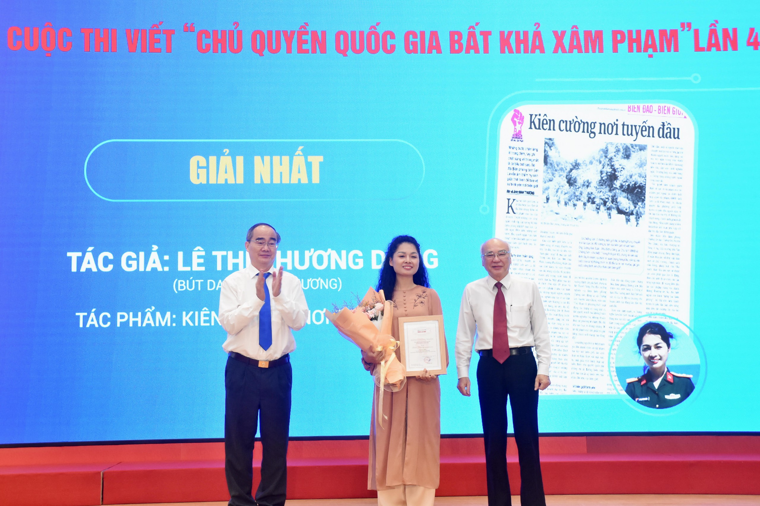 Trao giải nhất cuộc thi viết “Chủ quyền quốc gia bất khả xâm phạm” lần 4 cho tác giả Lê Thị Phương DungẢnh: Tấn Thạnh