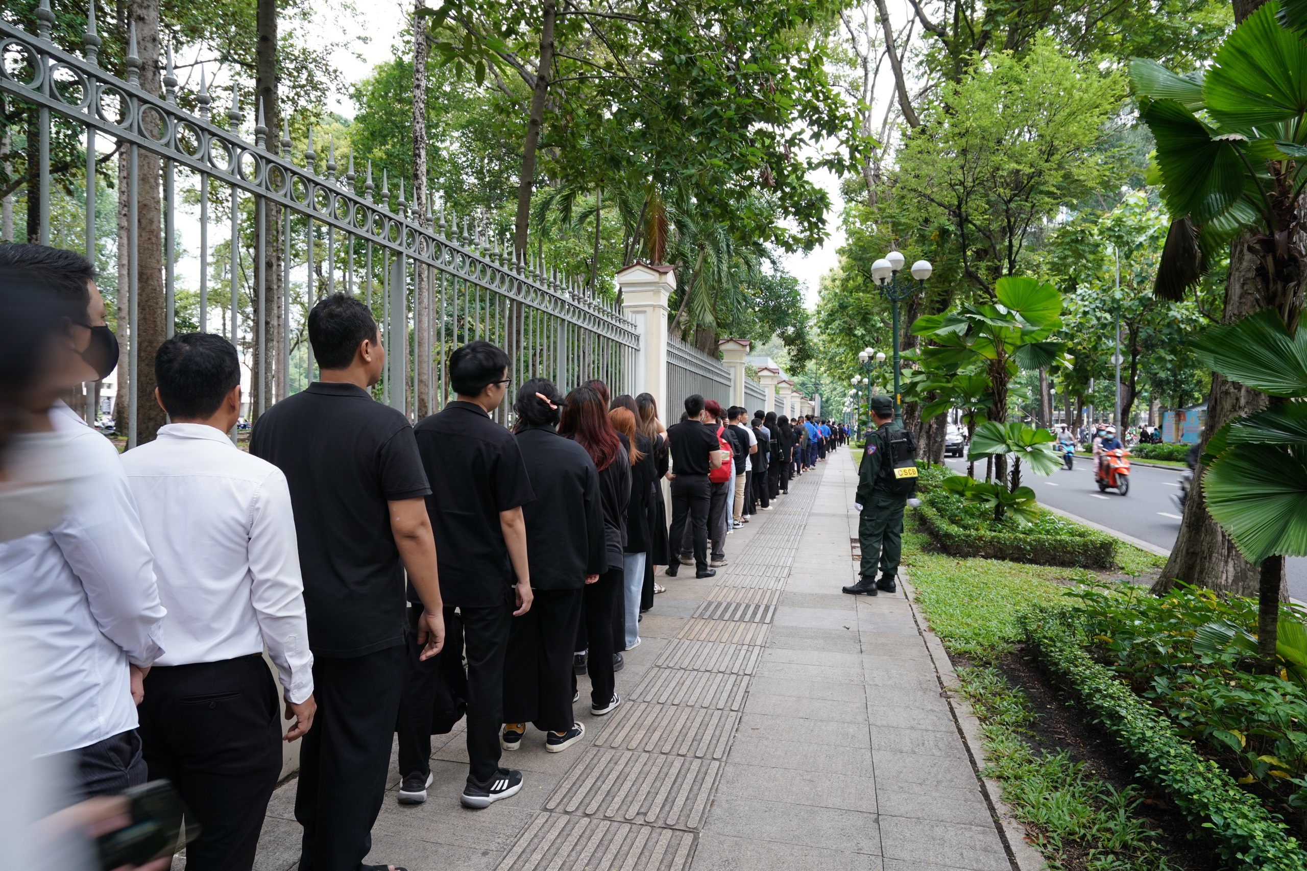 TP HCM: Dòng người nối dài chờ viếng Tổng Bí thư Nguyễn Phú Trọng- Ảnh 2.