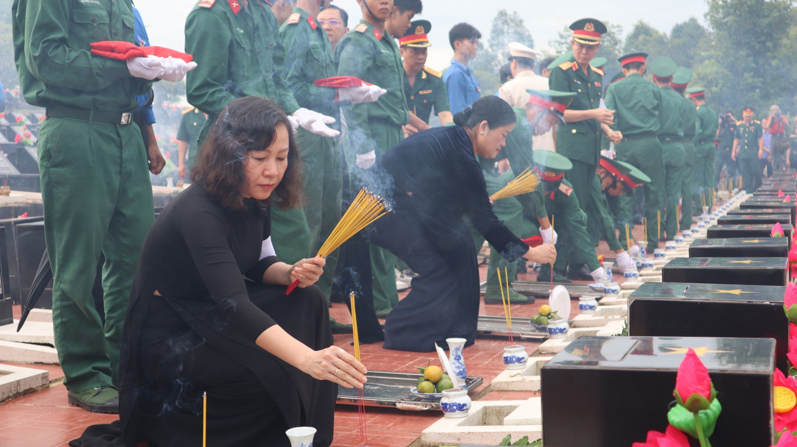 Xúc động lễ truy điệu, an táng 106 hài cốt liệt sĩ ở tỉnh Bình Phước- Ảnh 5.