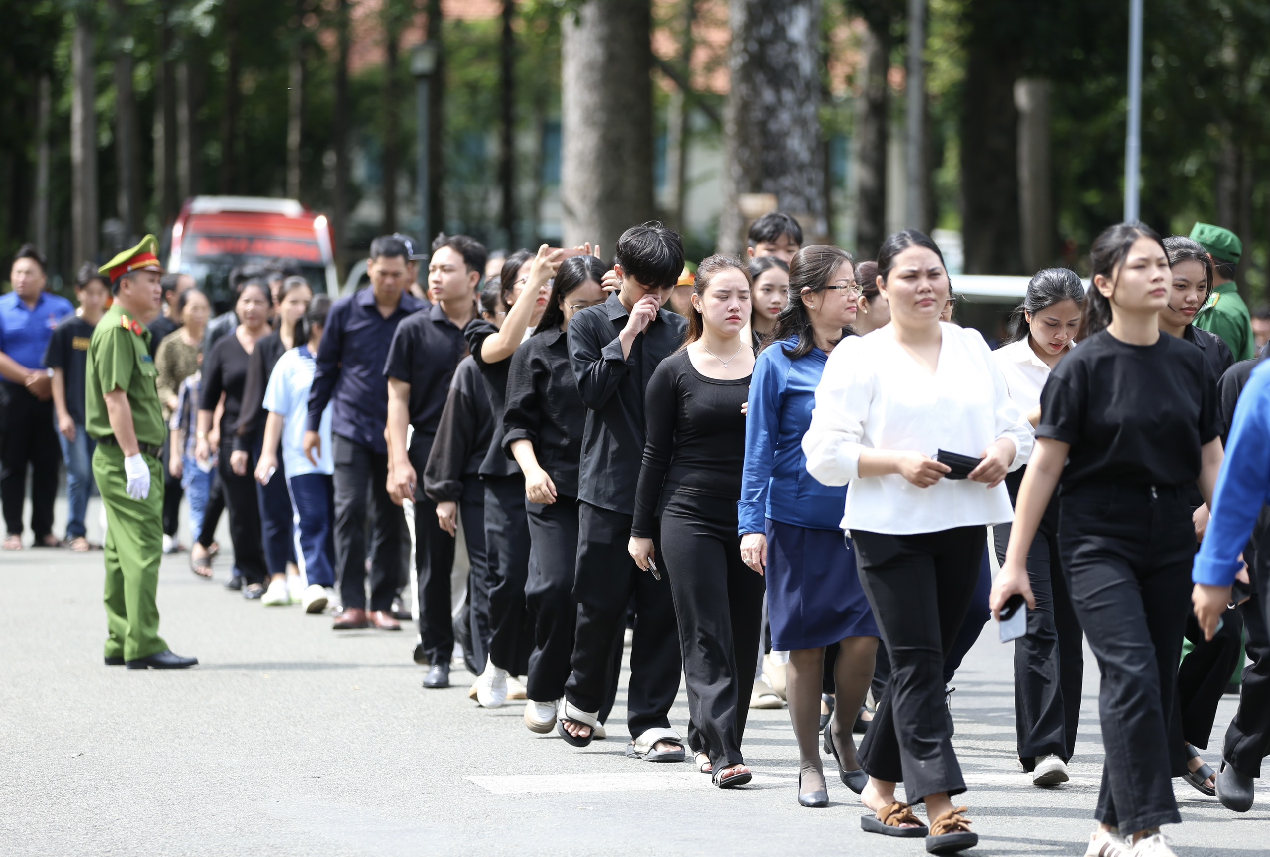 Hơn 10 ng&agrave;n người đến viếng Tổng B&iacute; thư Nguyễn Ph&uacute; Trọng tại Hội trường Thống Nhất trong s&aacute;ng 26-7- Ảnh 8.