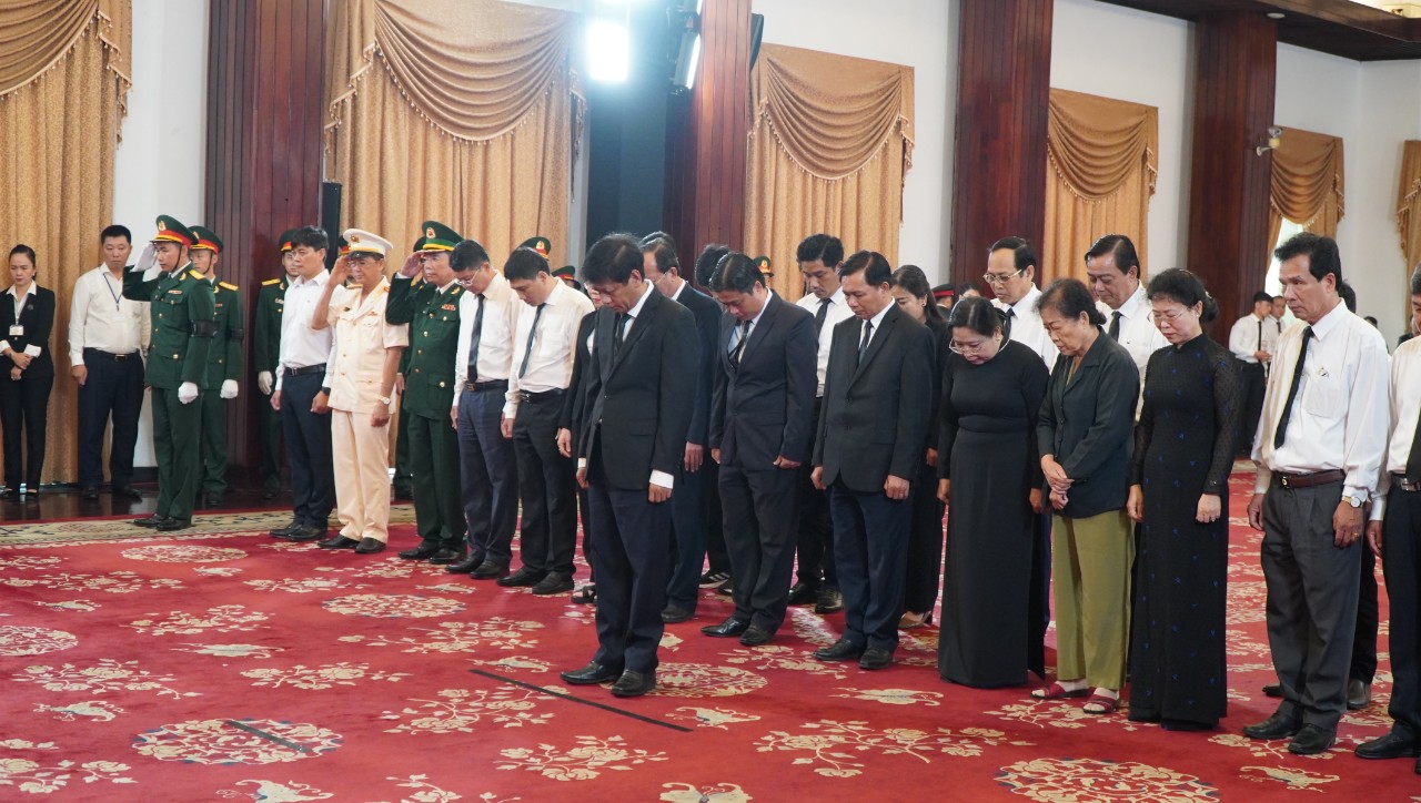 Hơn 10 ng&agrave;n người đến viếng Tổng B&iacute; thư Nguyễn Ph&uacute; Trọng tại Hội trường Thống Nhất trong s&aacute;ng 26-7- Ảnh 7.