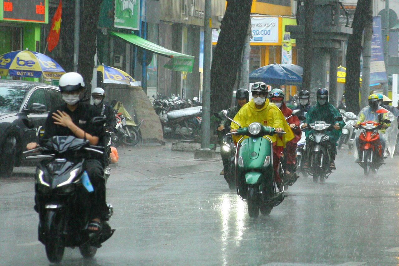 Thời tiết đ&aacute;ng lưu &yacute; h&ocirc;m nay ở TP HCM v&agrave; Nam Bộ- Ảnh 1.