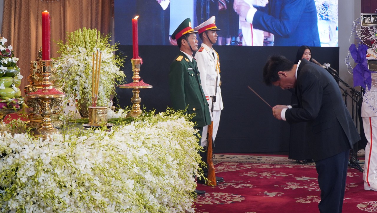 Hơn 10 ng&agrave;n người đến viếng Tổng B&iacute; thư Nguyễn Ph&uacute; Trọng tại Hội trường Thống Nhất trong s&aacute;ng 26-7- Ảnh 5.