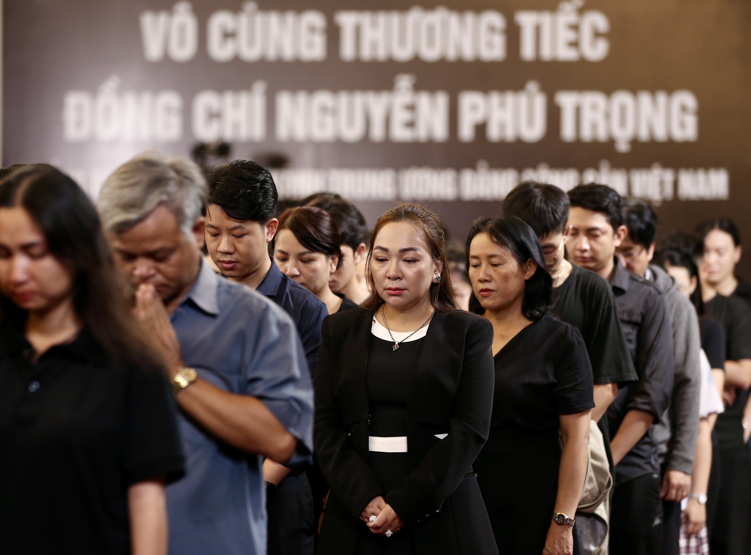 Người dân TP HCM và các tỉnh, thành phía Nam xúc động trong phút mặc niệm Tổng Bí thư Nguyễn Phú Trọng tại Hội trường Thống NhấtẢnh: HOÀNG TRIỀU