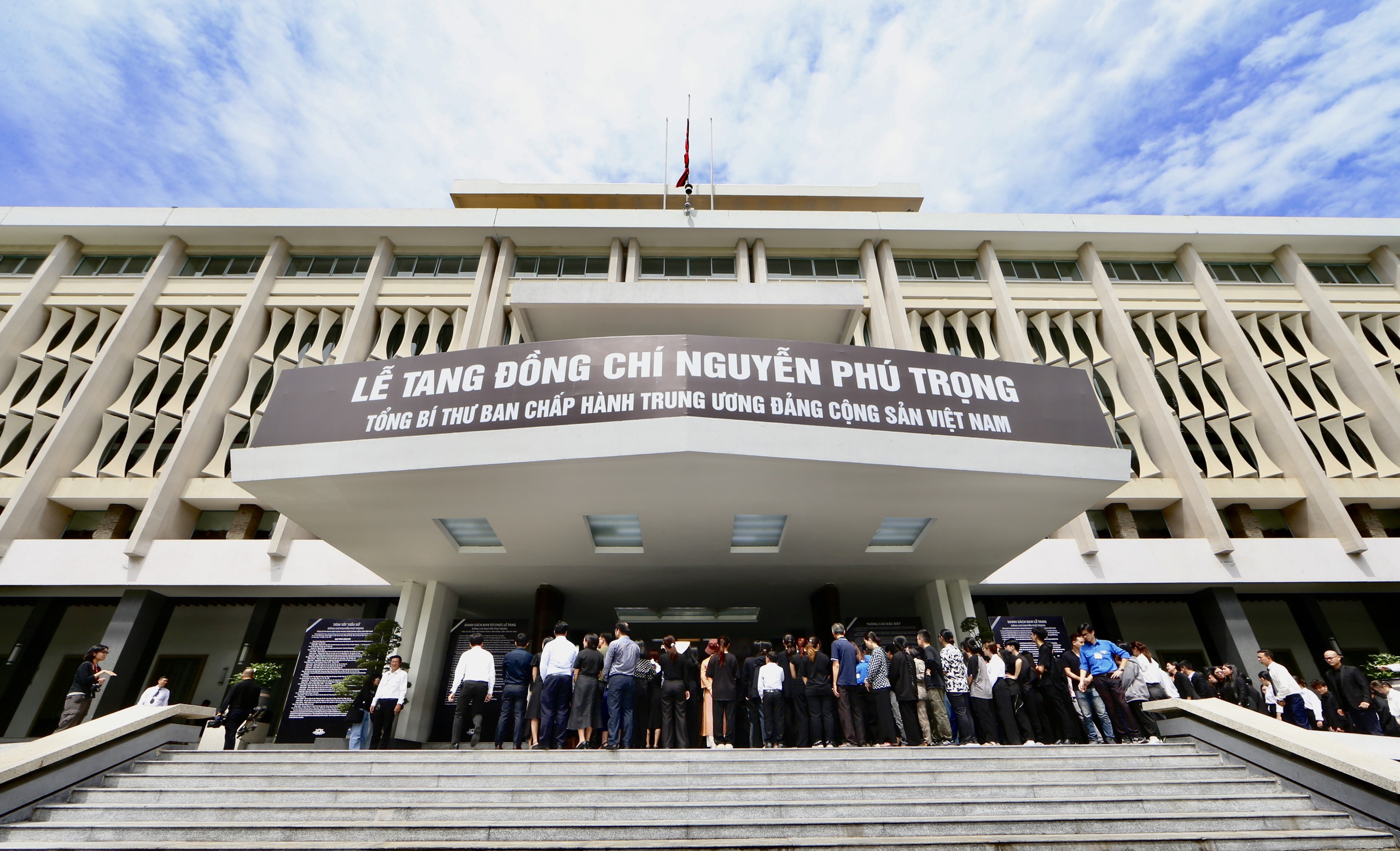 Hơn 10 ng&agrave;n người đến viếng Tổng B&iacute; thư Nguyễn Ph&uacute; Trọng tại Hội trường Thống Nhất trong s&aacute;ng 26-7- Ảnh 1.