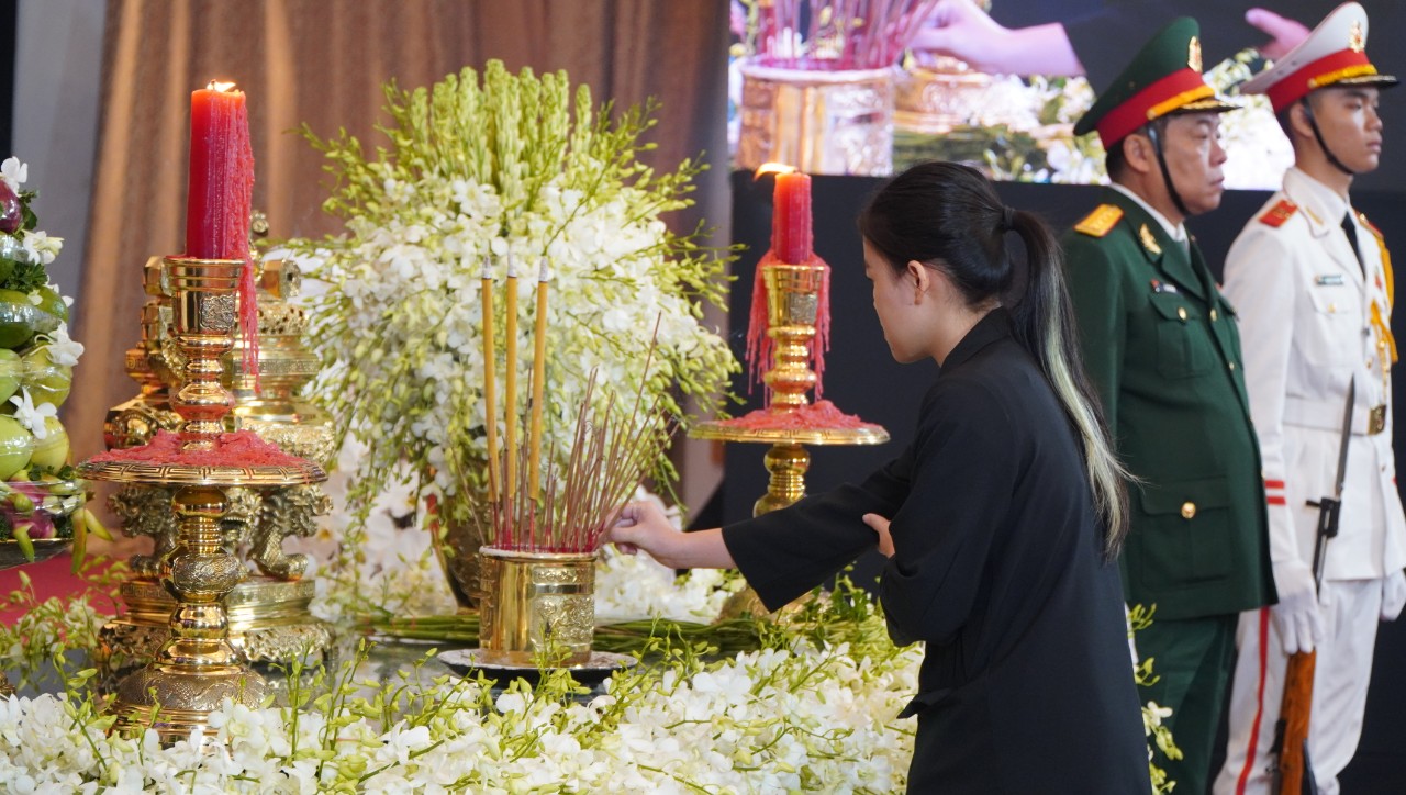 TP HCM: Dòng người nối dài chờ viếng Tổng Bí thư Nguyễn Phú Trọng- Ảnh 8.