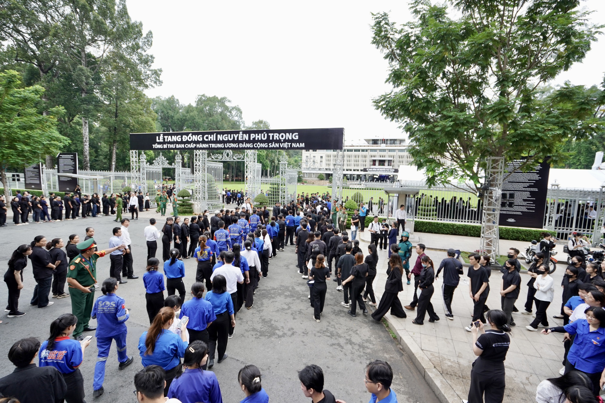 Hơn 10 ng&agrave;n người đến viếng Tổng B&iacute; thư Nguyễn Ph&uacute; Trọng tại Hội trường Thống Nhất trong s&aacute;ng 26-7- Ảnh 4.