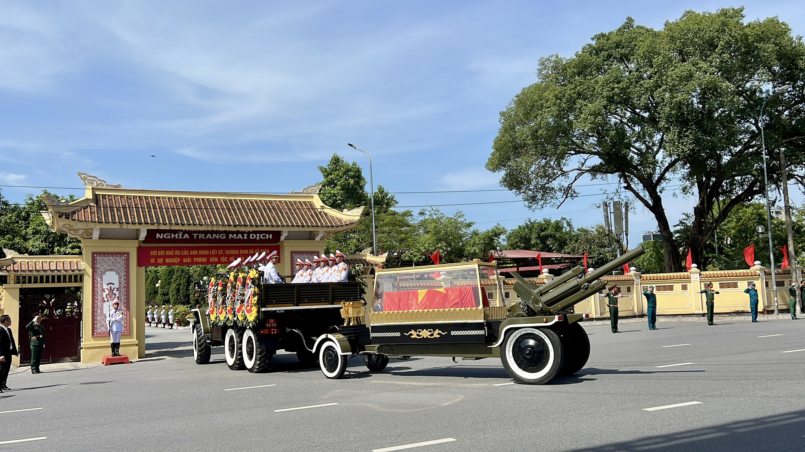 Người d&acirc;n đội nắng, bật kh&oacute;c tiễn biệt Tổng B&iacute; thư Nguyễn Ph&uacute; Trọng - Ảnh 15.