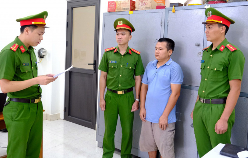 Điều khiển phương tiện “thông chốt”, đâm vào xe CSGT, tài xế bị khởi tố- Ảnh 1.