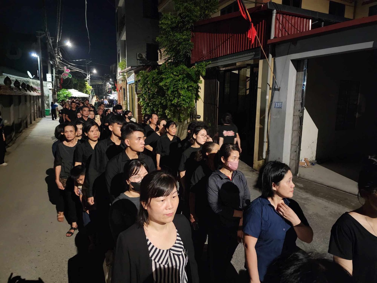 Sáng 26-7, dòng người hàng km đến viếng Tổng Bí thư Nguyễn Phú Trọng ở quê nhà- Ảnh 13.