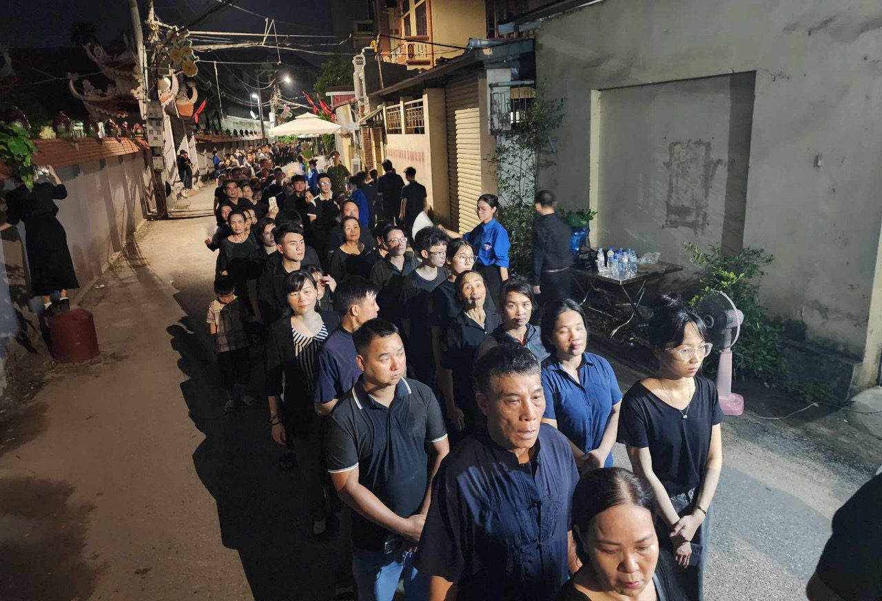 Sáng 26-7, dòng người hàng km đến viếng Tổng Bí thư Nguyễn Phú Trọng ở quê nhà- Ảnh 12.