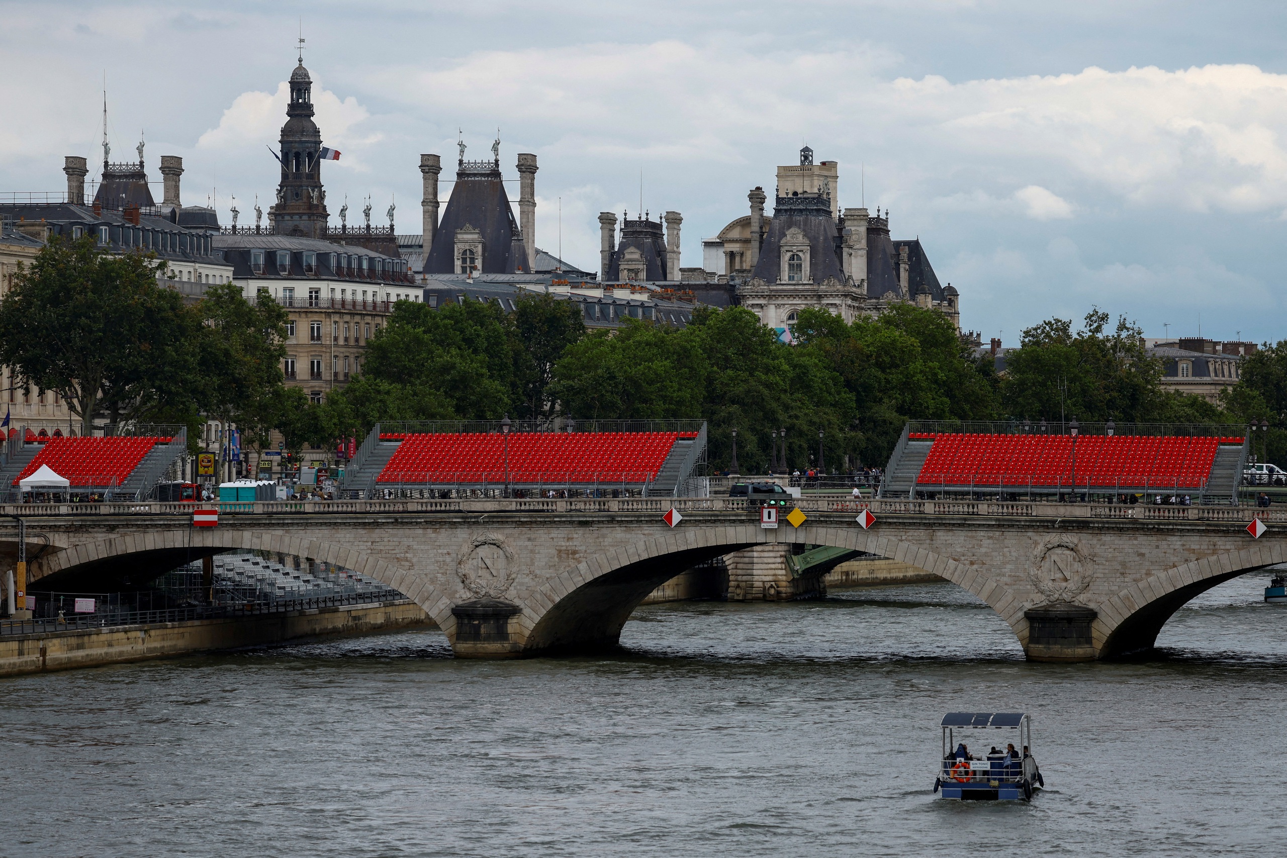 Khán đài khu vực cầu Pont Notre Dame