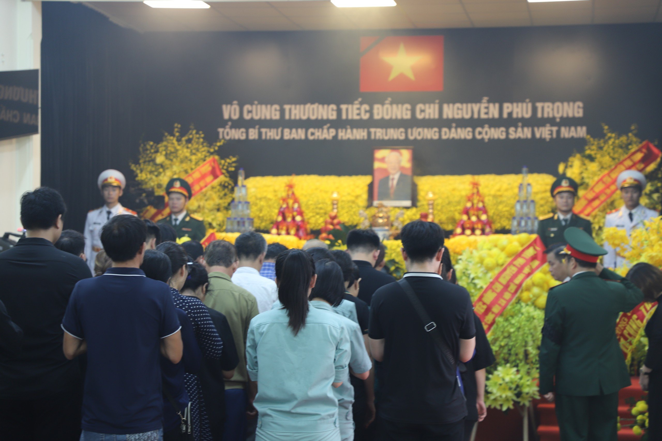 Sáng 26-7, dòng người hàng km đến viếng Tổng Bí thư Nguyễn Phú Trọng ở quê nhà- Ảnh 2.