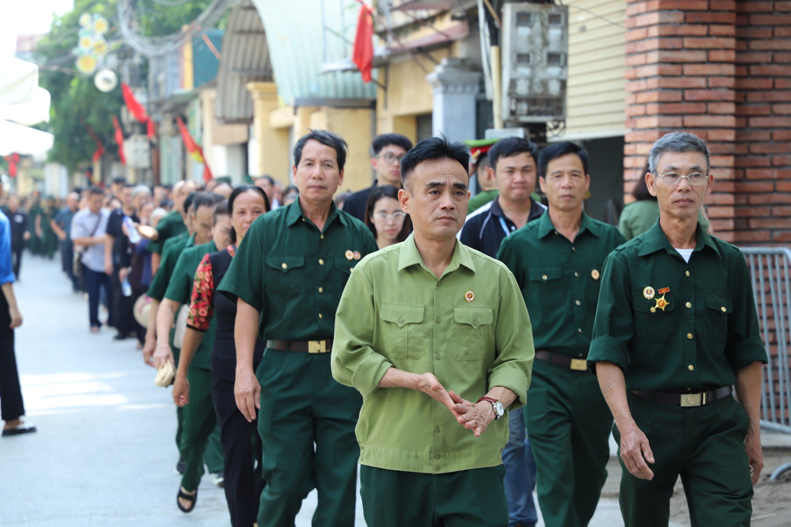 Sáng 26-7, dòng người hàng km đến viếng Tổng Bí thư Nguyễn Phú Trọng ở quê nhà- Ảnh 8.