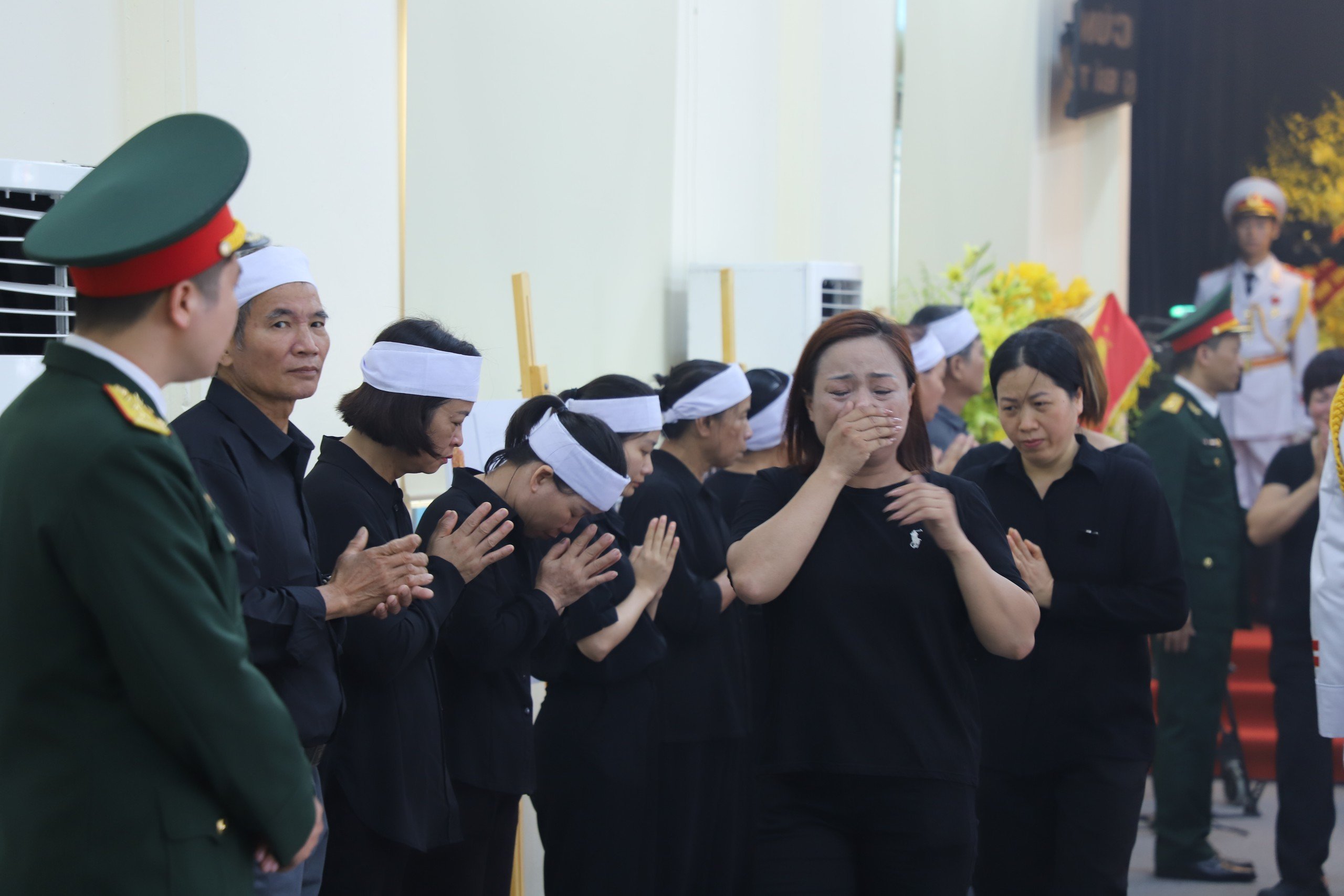 Sáng 26-7, dòng người hàng km đến viếng Tổng Bí thư Nguyễn Phú Trọng ở quê nhà- Ảnh 3.