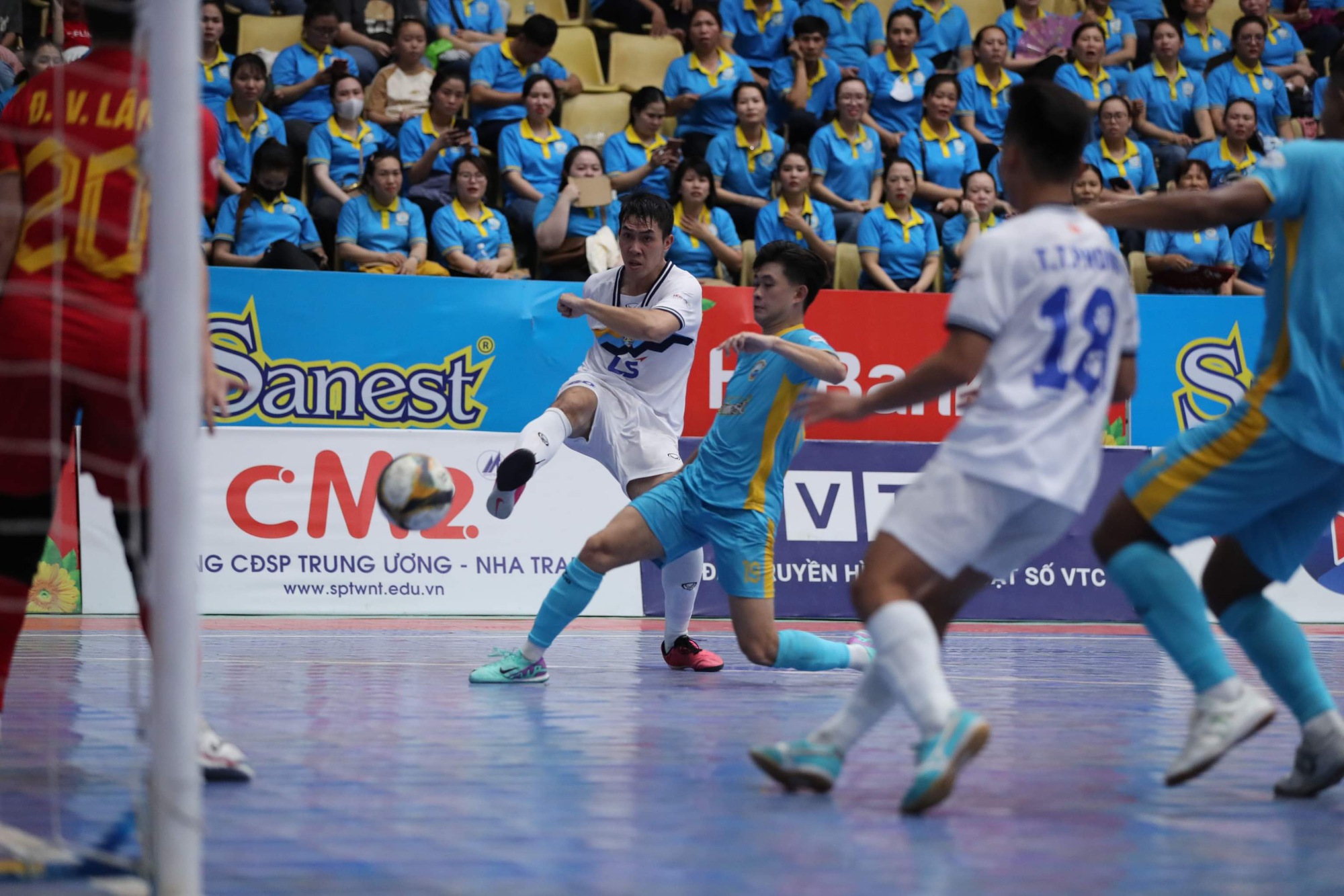 Th&aacute;i Sơn Bắc gi&agrave;nh ng&ocirc;i &aacute; qu&acirc;n futsal quốc gia 2024 sớm 1 v&ograve;ng- Ảnh 2.