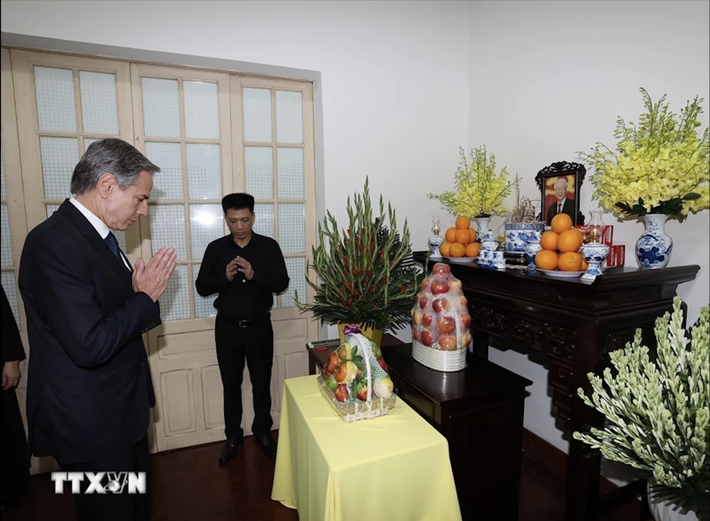 Ngoại trưởng Mỹ Antony Blinken tới nh&agrave; Tổng B&iacute; thư Nguyễn Ph&uacute; Trọng thắp hương, chia buồn- Ảnh 1.