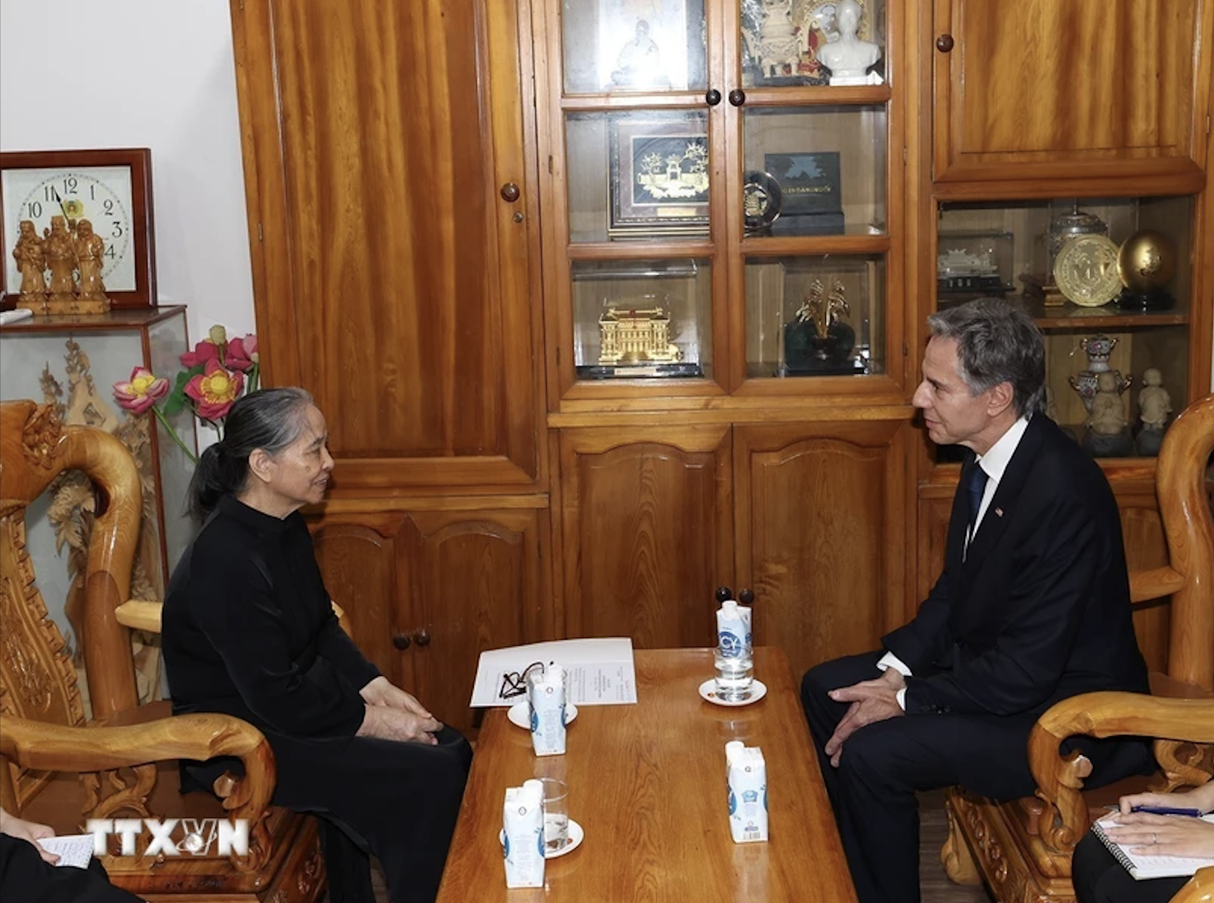 Ngoại trưởng Mỹ Antony Blinken tới nh&agrave; Tổng B&iacute; thư Nguyễn Ph&uacute; Trọng thắp hương, chia buồn- Ảnh 7.