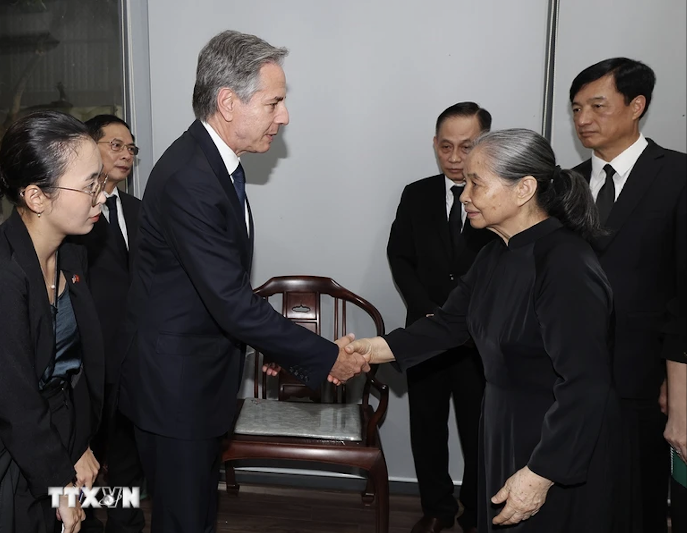 Ngoại trưởng Mỹ Antony Blinken tới nh&agrave; Tổng B&iacute; thư Nguyễn Ph&uacute; Trọng thắp hương, chia buồn- Ảnh 5.