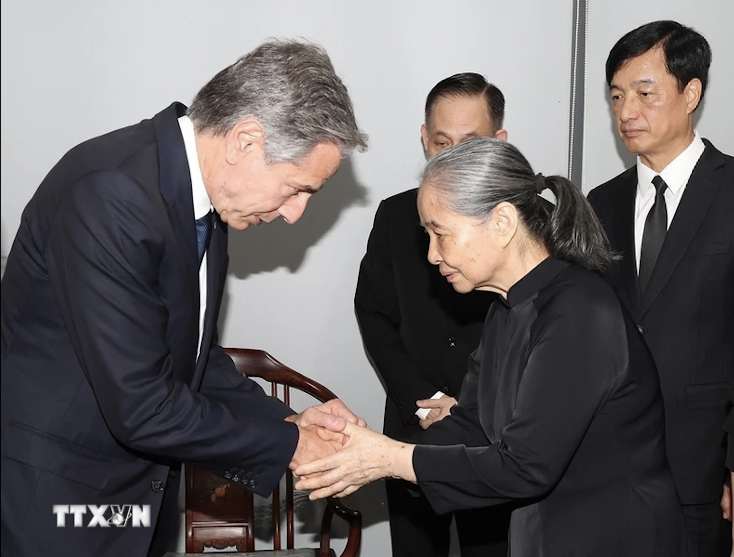 Ngoại trưởng Mỹ Antony Blinken tới nh&agrave; Tổng B&iacute; thư Nguyễn Ph&uacute; Trọng thắp hương, chia buồn- Ảnh 2.