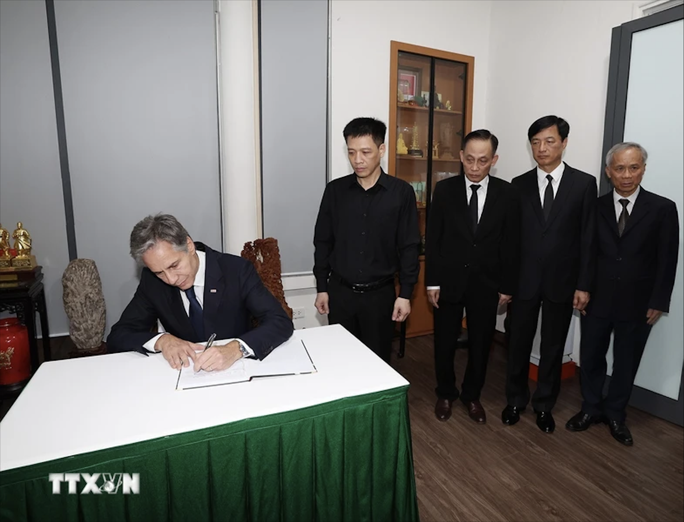 Ngoại trưởng Mỹ Antony Blinken tới nh&agrave; Tổng B&iacute; thư Nguyễn Ph&uacute; Trọng thắp hương, chia buồn- Ảnh 9.