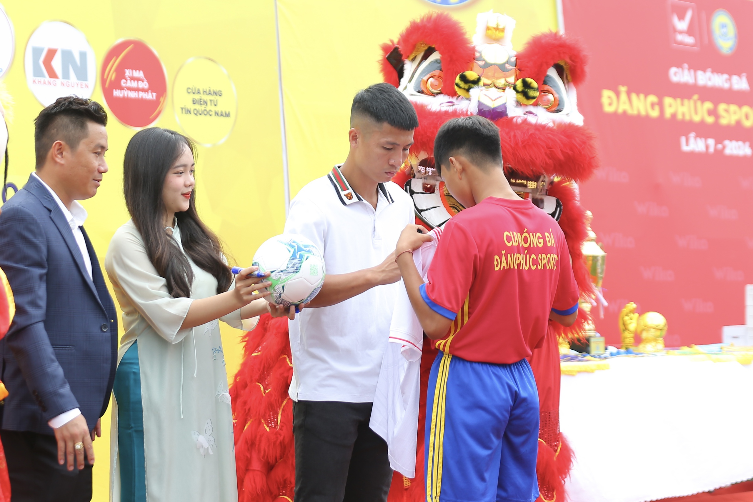 Trung vệ B&ugrave;i Tiến Dũng khơi cảm hứng cho cầu thủ trẻ- Ảnh 5.