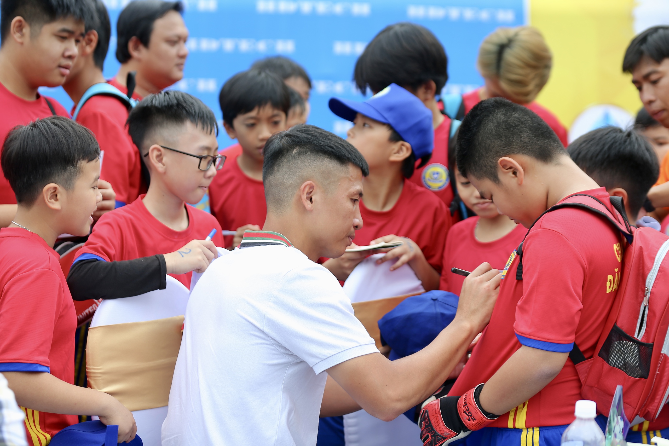 Trung vệ B&ugrave;i Tiến Dũng khơi cảm hứng cho cầu thủ trẻ- Ảnh 4.