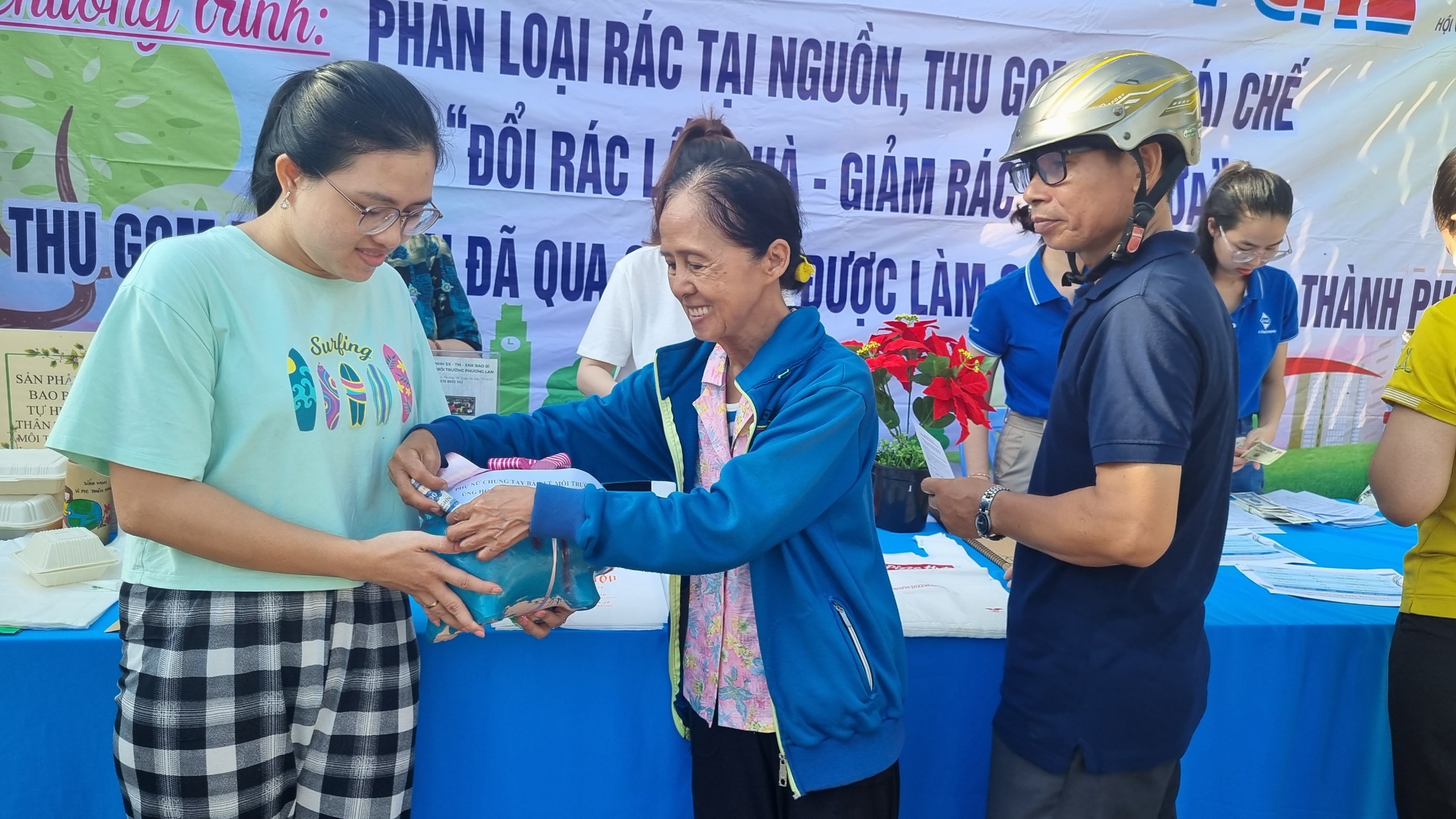 Học sinh đổi r&aacute;c lấy dụng cụ học tập, bỏ ống heo g&acirc;y quỹ - Ảnh 8.