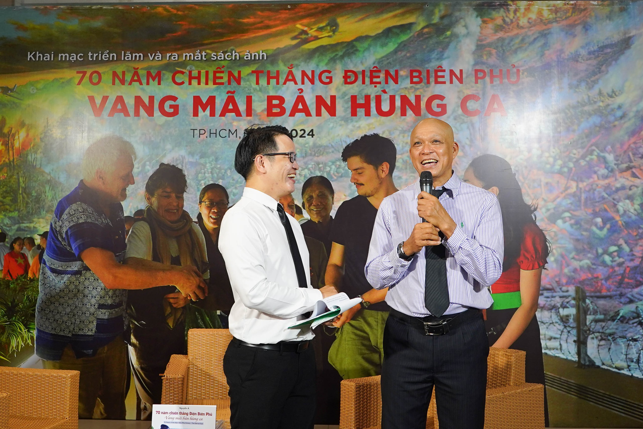 Khai mạc triển l&atilde;m v&agrave; ra mắt s&aacute;ch ảnh 70 năm Chiến thắng Điện Bi&ecirc;n Phủ: Vang m&atilde;i bản h&ugrave;ng ca- Ảnh 3.