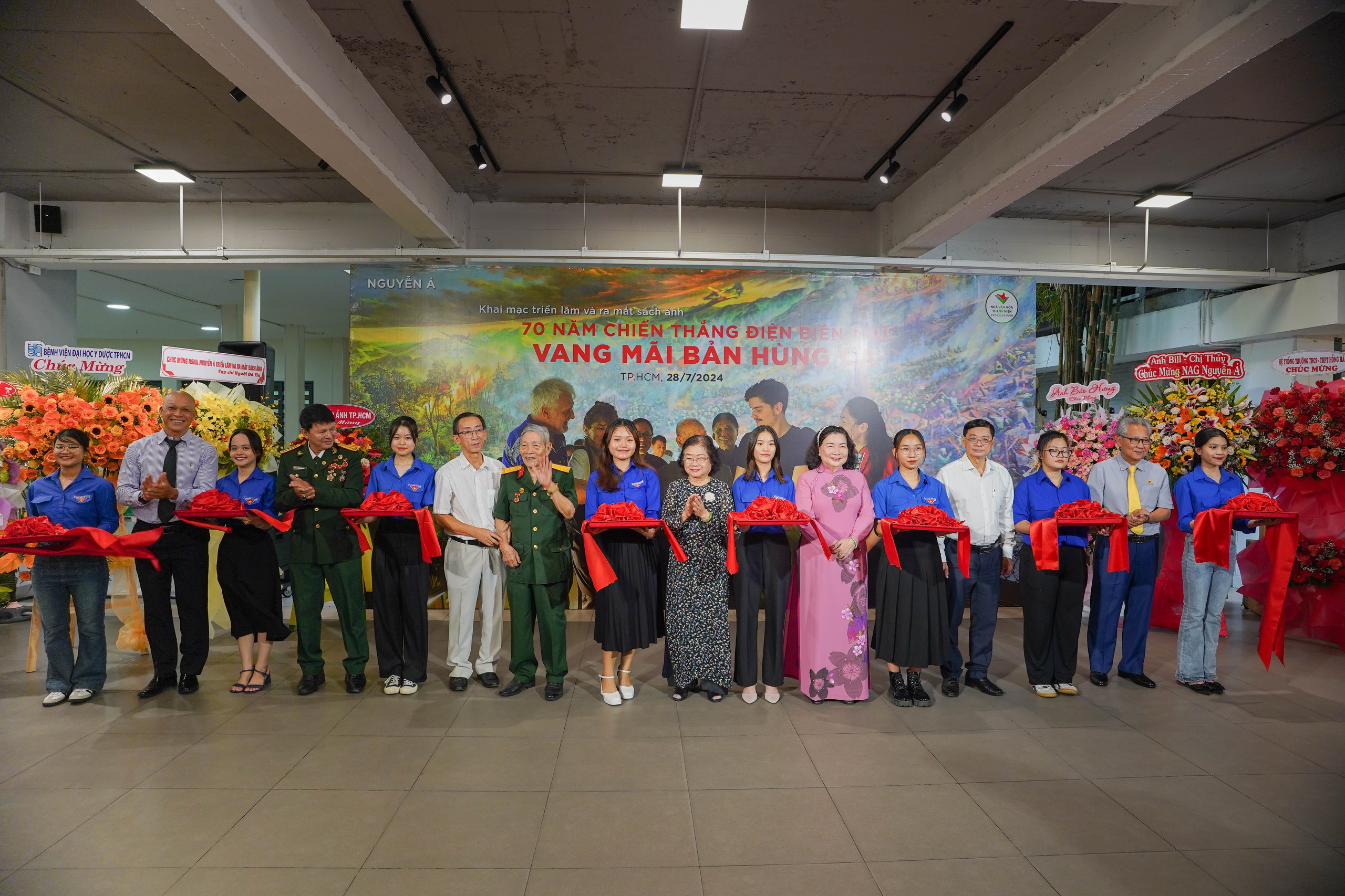 Khai mạc triển l&atilde;m v&agrave; ra mắt s&aacute;ch ảnh 70 năm Chiến thắng Điện Bi&ecirc;n Phủ: Vang m&atilde;i bản h&ugrave;ng ca- Ảnh 1.