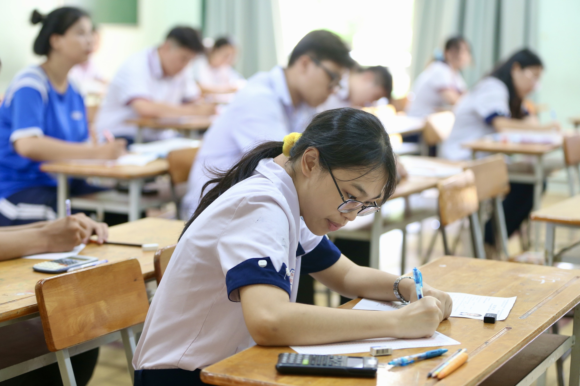 Th&iacute; sinh dự kỳ thi tốt nghiệp THPT năm 2024 tại điểm thi Trường THPT chuy&ecirc;n Trần Đại Nghĩa (quận 1, TP HCM)   Ảnh: HO&Agrave;NG TRIỀU