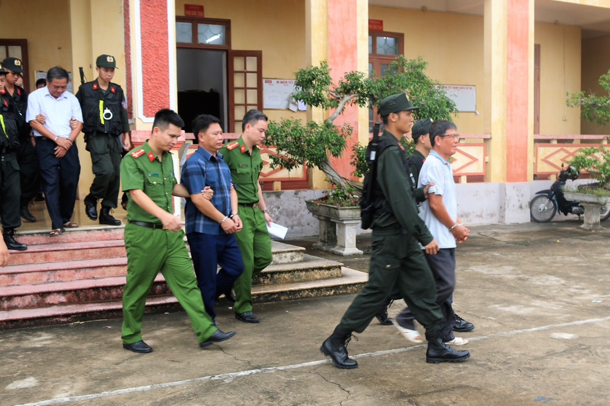 Bắt 2 cựu chủ tịch x&atilde; - Ảnh 1.