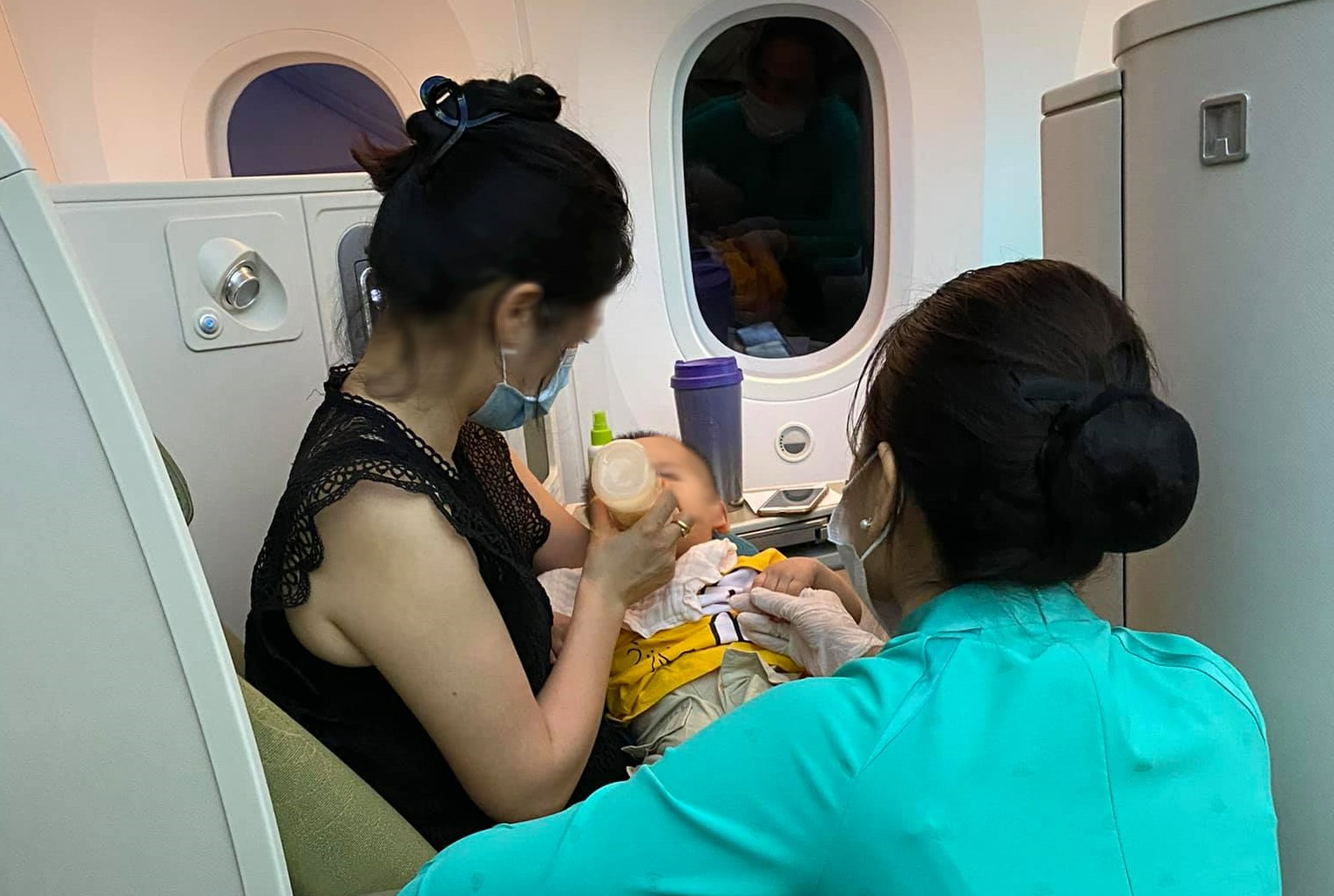 Tiêp viên Vietnam Airlines hỗ trợ chăm sóc sức khỏe hành khách trên một chuyến bay