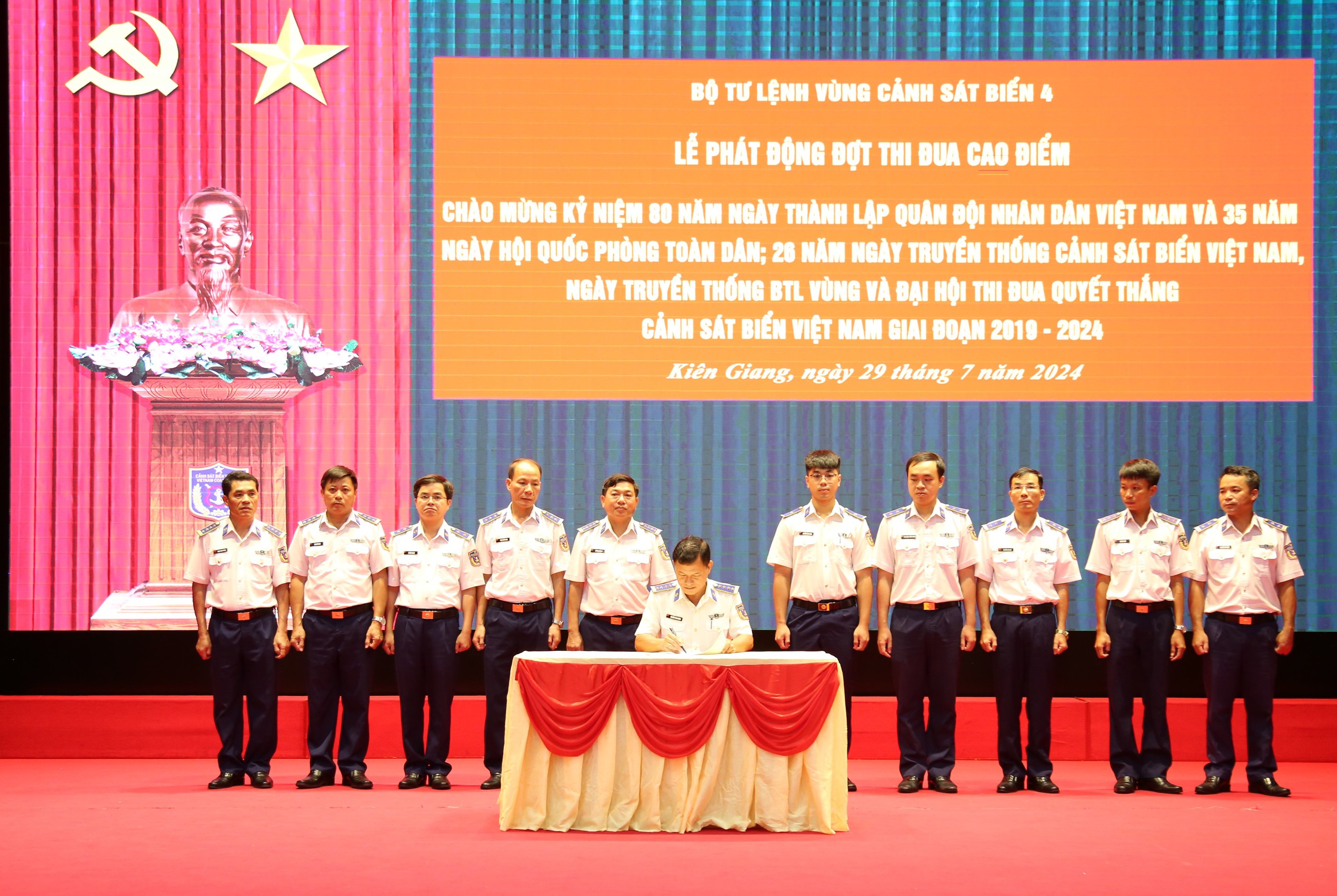 Bộ Tư lệnh V&ugrave;ng Cảnh s&aacute;t biển 4 ph&aacute;t động đợt thi đua quan trong- Ảnh 3.