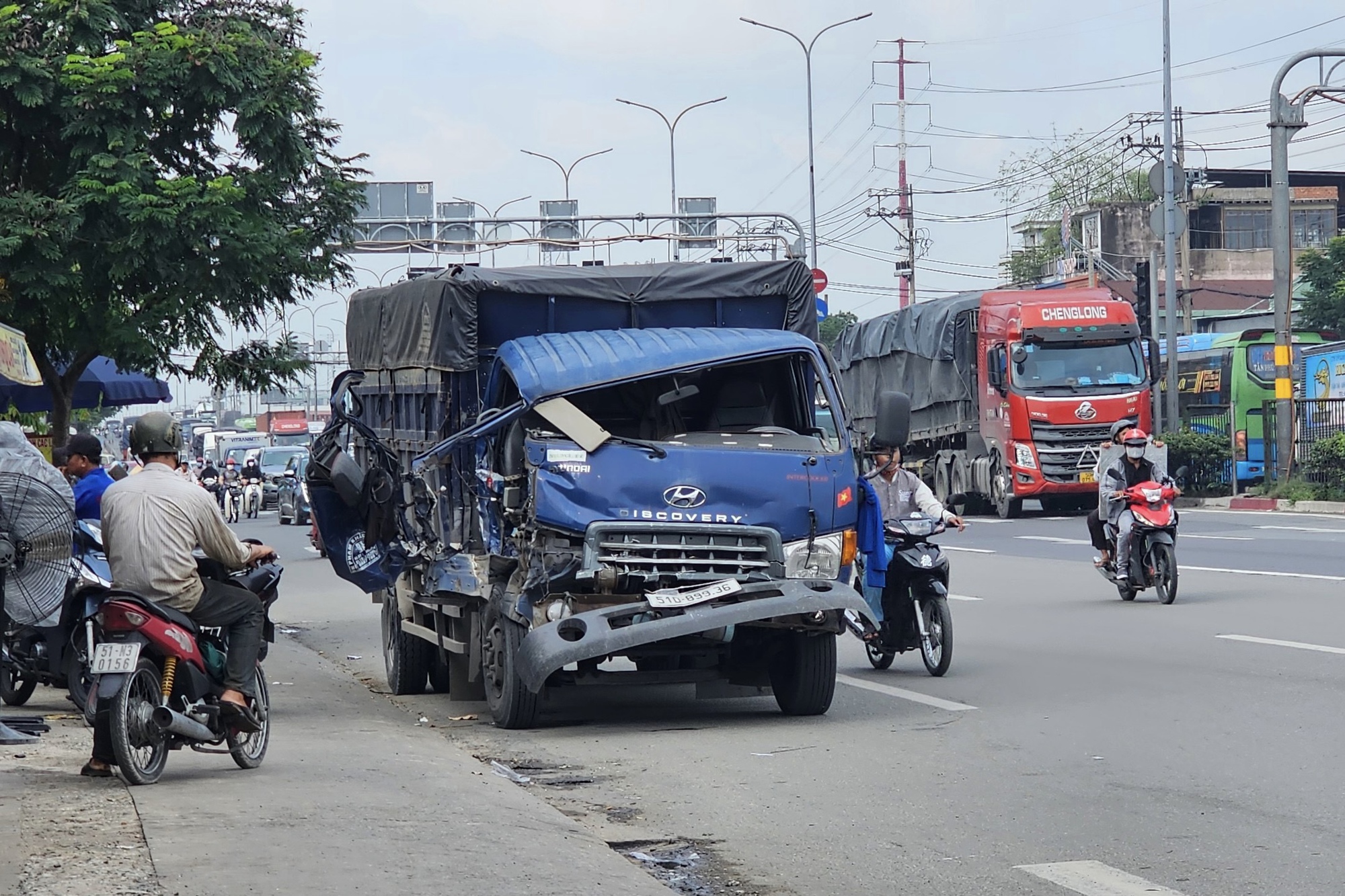 Tai nạn li&ecirc;n ho&agrave;n 5 &ocirc; t&ocirc; tr&ecirc;n Quốc lộ 1- Ảnh 1.
