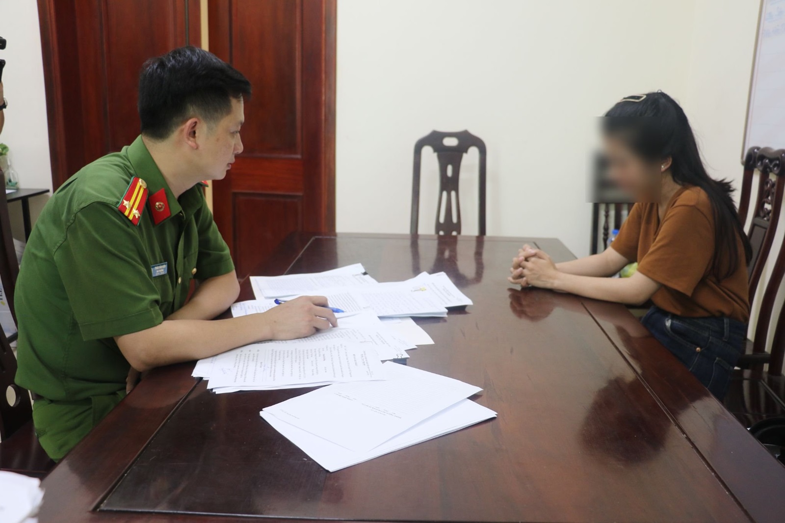C&ocirc; g&aacute;i trẻ v&agrave; thủ đoạn chiếm đoạt 13 xe &ocirc;t&ocirc; trị gi&aacute; hơn 10 tỉ đồng- Ảnh 1.