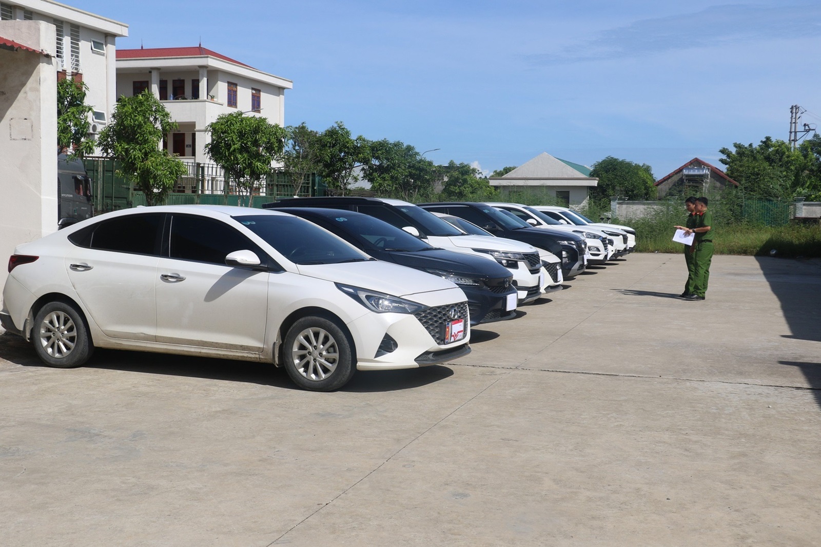 C&ocirc; g&aacute;i trẻ v&agrave; thủ đoạn chiếm đoạt 13 xe &ocirc;t&ocirc; trị gi&aacute; hơn 10 tỉ đồng- Ảnh 3.