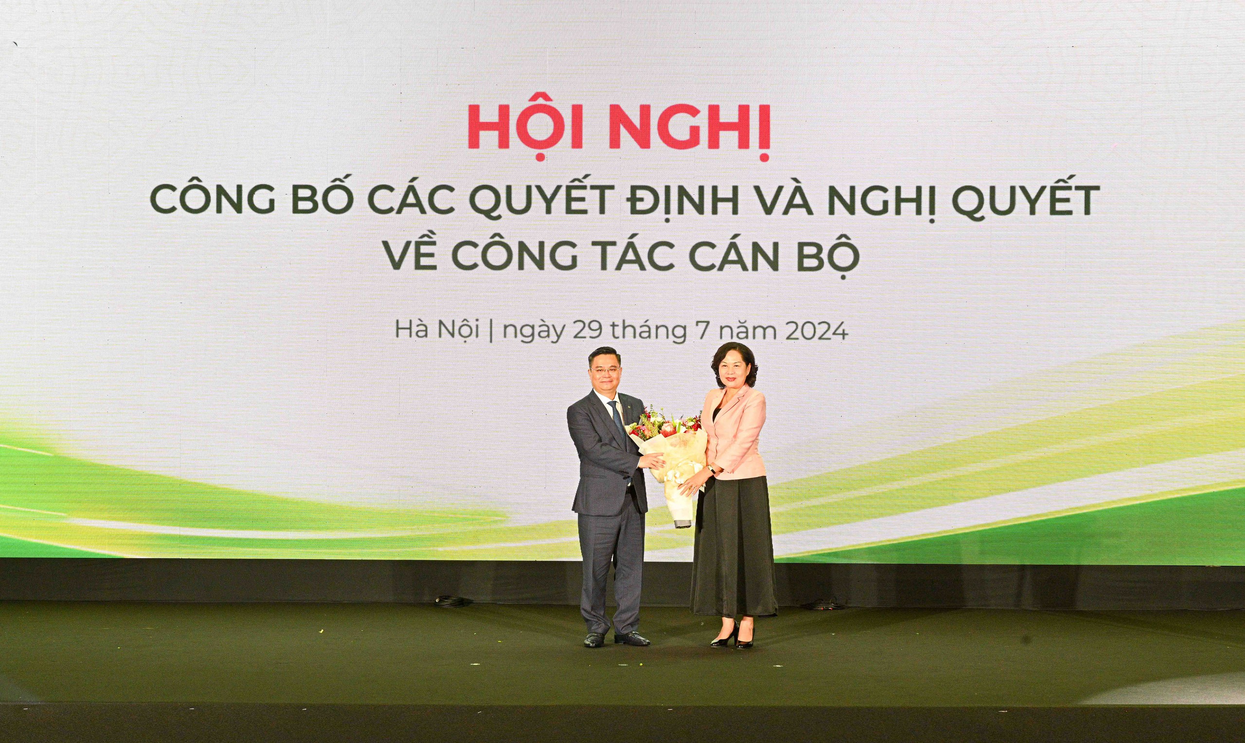 B&agrave; Nguyễn Thị Hồng - Thống đốc NHNN ch&uacute;c mừng &ocirc;ng Nguyễn Thanh T&ugrave;ng giữ chức vụ B&iacute; thư Đảng ủy, Chủ tịch HĐQT Vietcombank