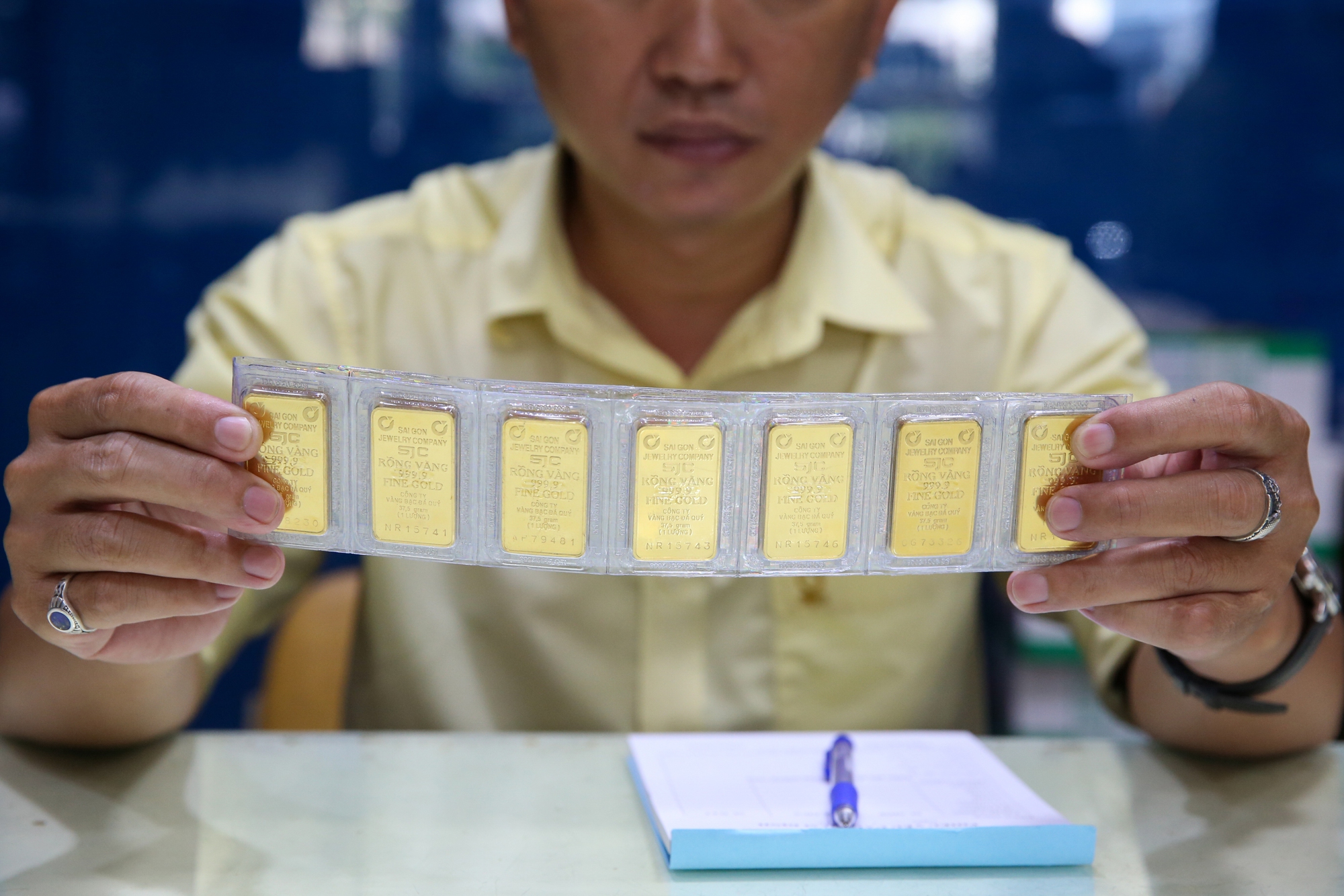 Giải ph&aacute;p b&aacute;n v&agrave;ng miếng đ&atilde; c&oacute; hiệu quả?- Ảnh 1.