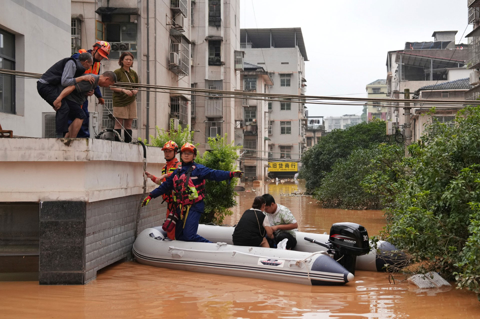 Lực lượng cứu hộ sơ t&aacute;n người d&acirc;n bị mắc kẹt do mưa lũ ở huyện B&igrave;nh Giang, TP Nhạc Dương, tỉnh Hồ Nam - Trung Quốc h&ocirc;m 2-7 Ảnh: REUTERS