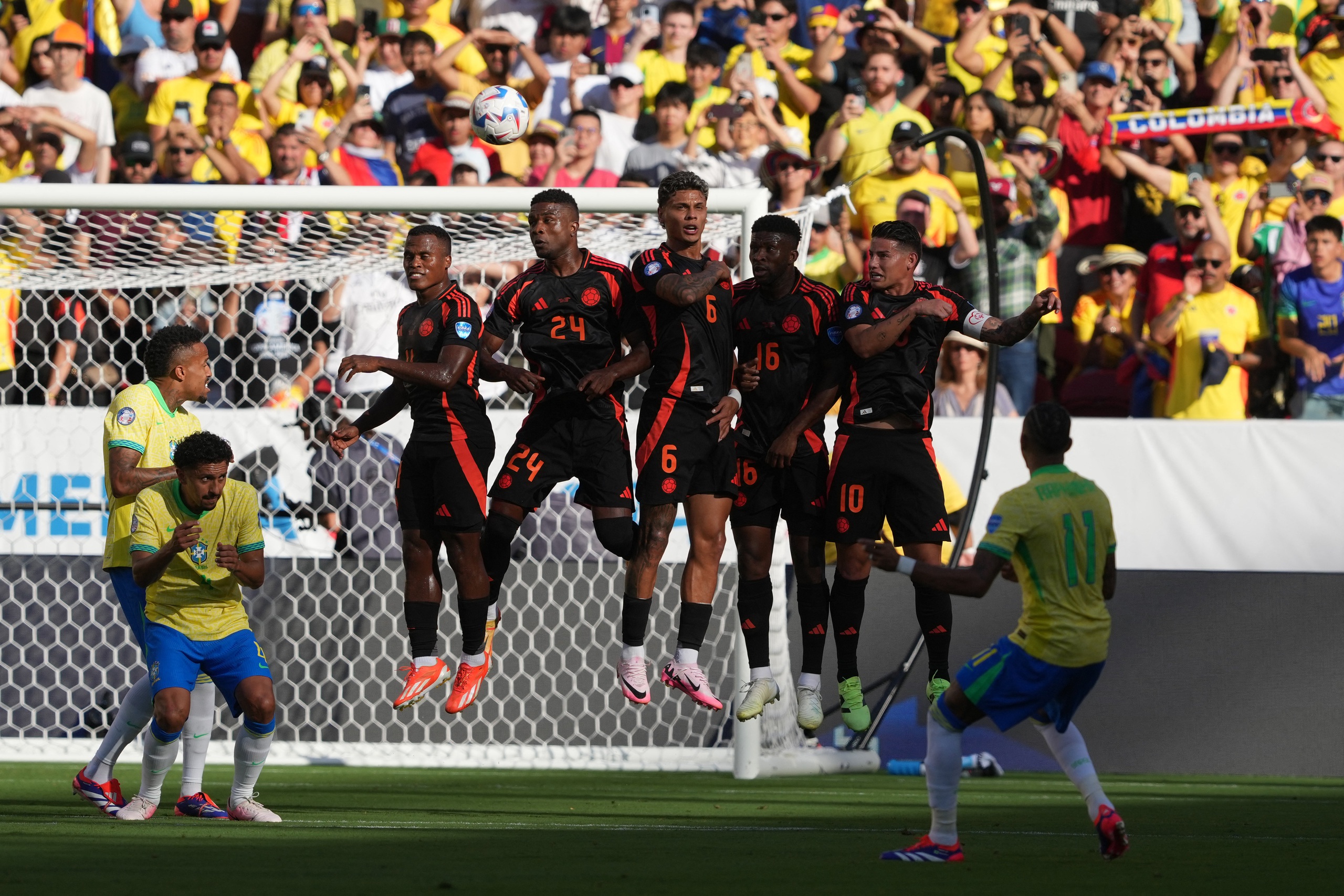 Copa America: Brazil vuột chiến thắng, x&aacute;c định 4 cặp tứ kết- Ảnh 1.