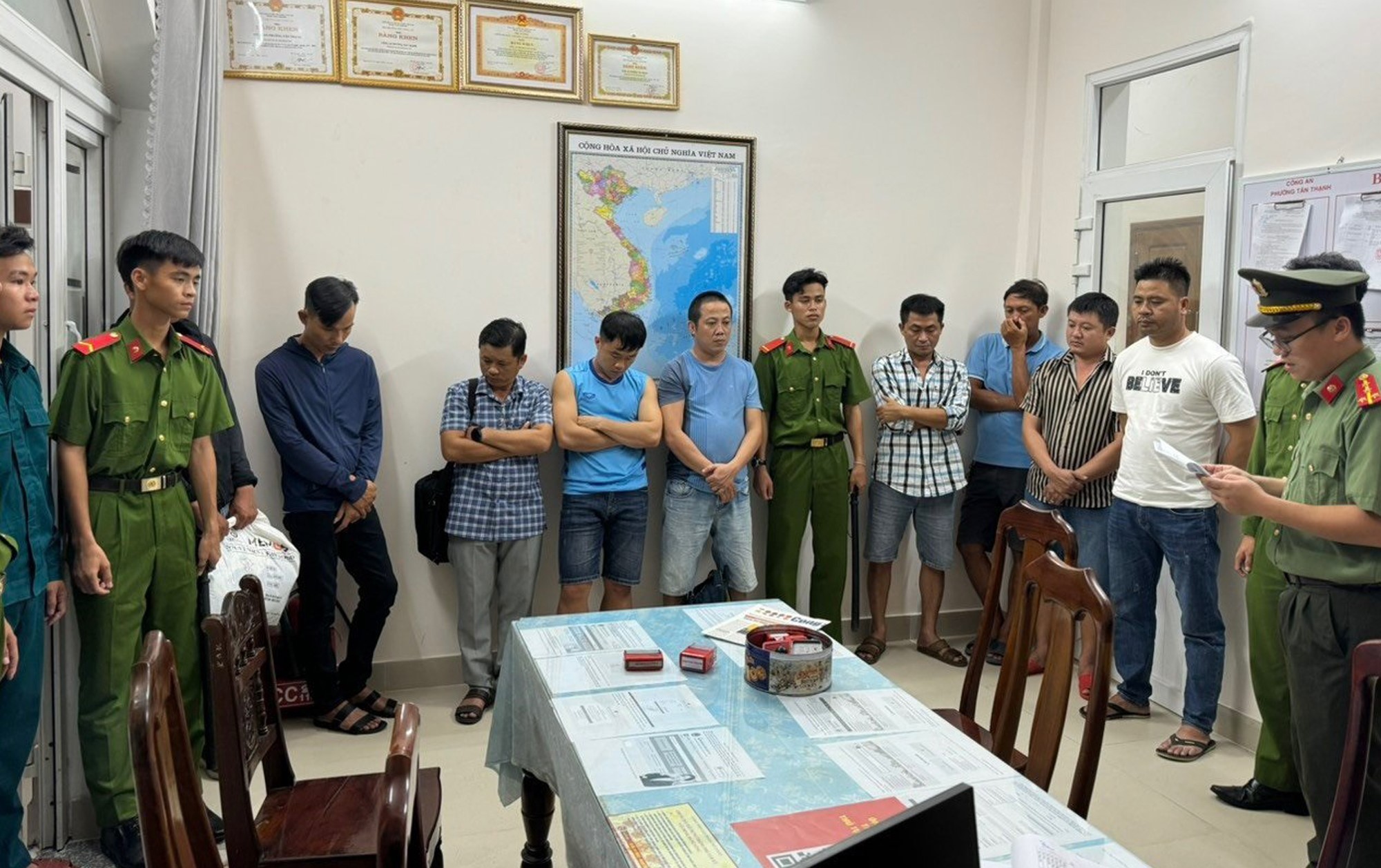 C&ocirc;ng an Quảng Nam bắt h&agrave;ng chục đối tượng c&aacute; độ m&ugrave;a Euro- Ảnh 4.